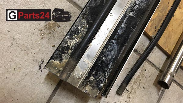 Eindringende Feuchtigkeit zersetzt den Aluminiumträger der w463 Trittbretter. Die Folge: Die Gummileisten samt der Edelstahlteile werden hochgedrückt und verformen sich.